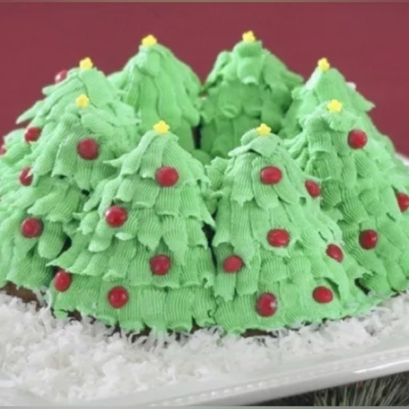 Nordic Ware Holiday Tree Cast Aluminum Bundt Pan 10 cup Capacity Made in the USA - Picture 9 of 10